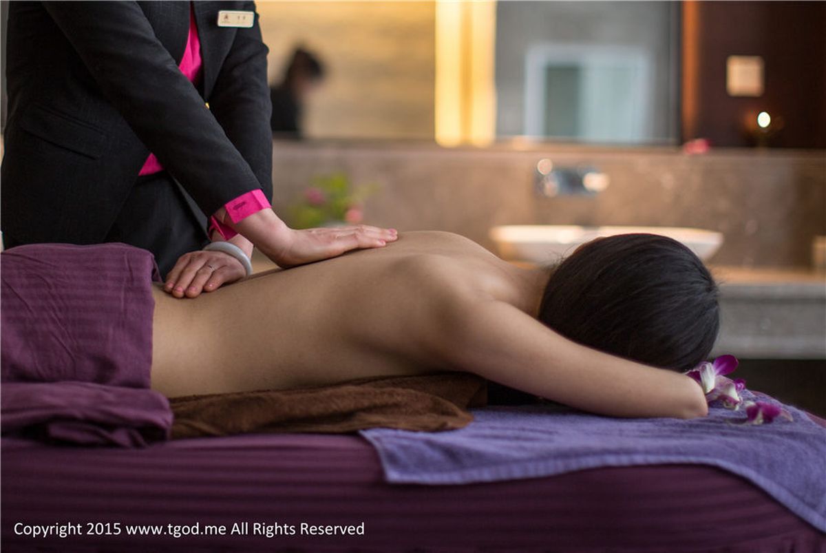 推女神性感姐妹花梁晶莹&李珂泳池湿身诱惑红珠山温泉写真
