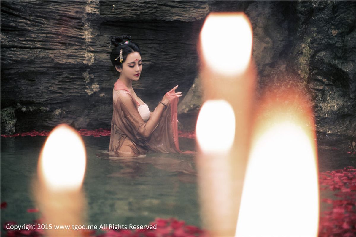 推女神性感姐妹花梁晶莹&李珂泳池湿身诱惑红珠山温泉写真