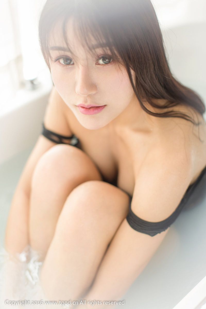 推女神美女模特宋梓诺Bee三点式内衣湿身诱惑大尺度写真