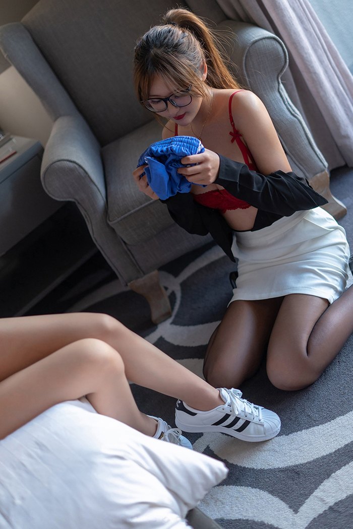 学生妹周于希偷玩手机遭尹菲老师调教