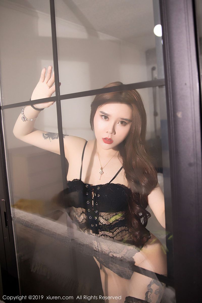 秀人网美女模特爱丽莎Lisa黑丝美腿清秀颜值内衣诱惑写真