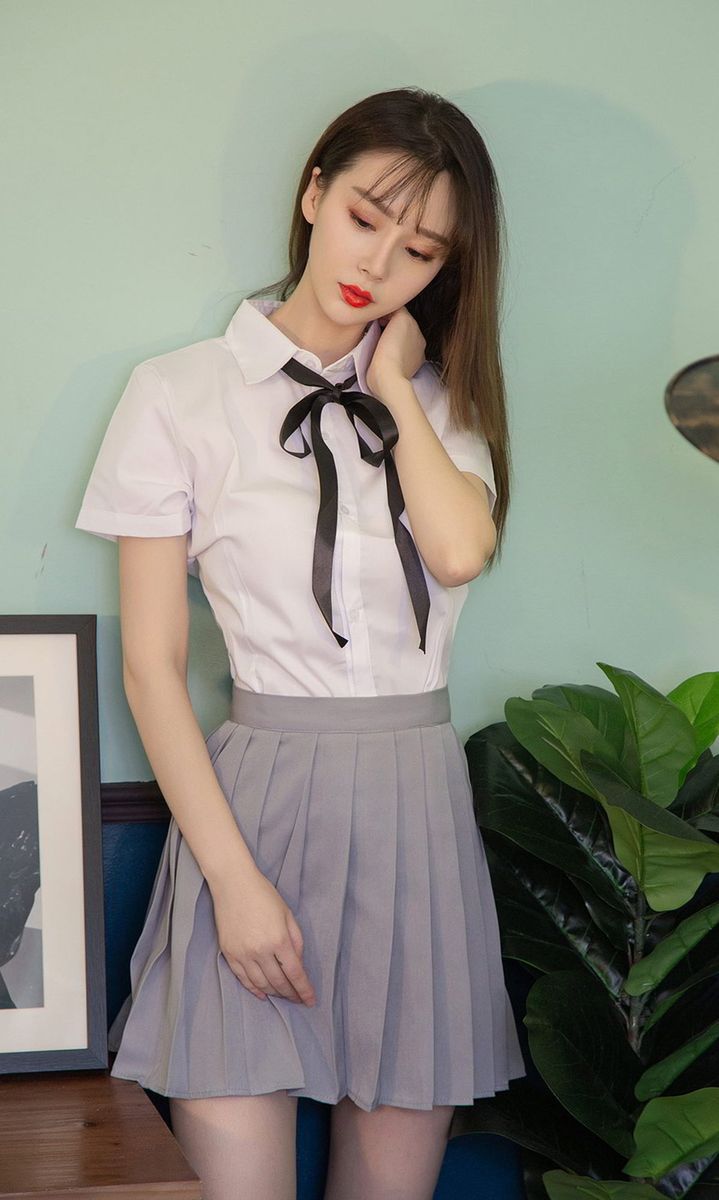 尤果网美女模特徐肉肉清新校服牛仔热裤修长美腿性感写真