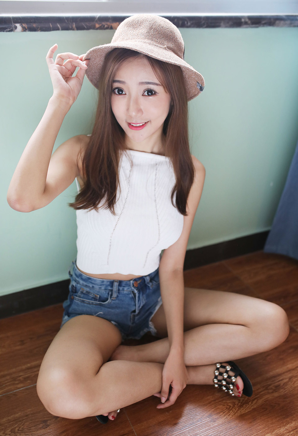 清新模特王馨瑶草帽少女OL美人