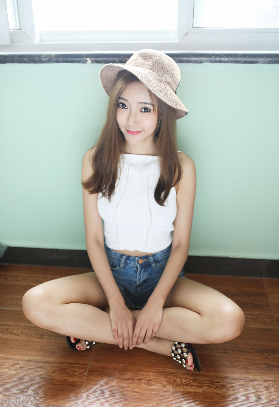 清新模特王馨瑶草帽少女OL美人