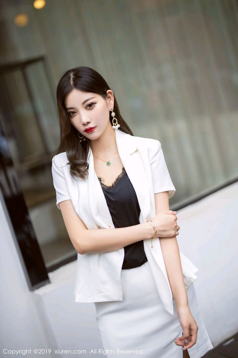 秀人网性感女神杨晨晨sugar职场OL丝袜美腿制服诱惑写真