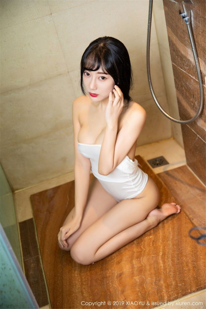 语画界美女模特何嘉颖真空吊带修长美腿浴室湿身诱惑写真