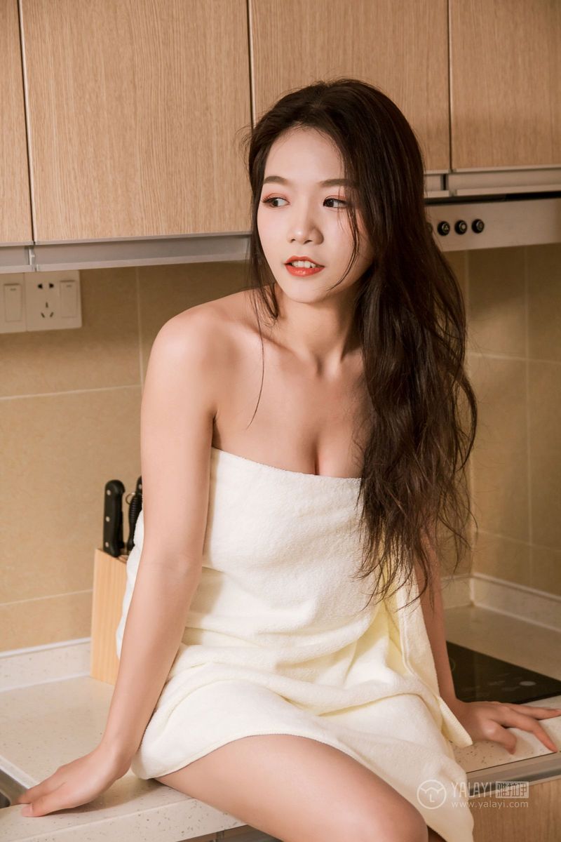 YALAYI雅拉伊美女模特Luffy菲菲浴巾裹胸内衣诱惑套图