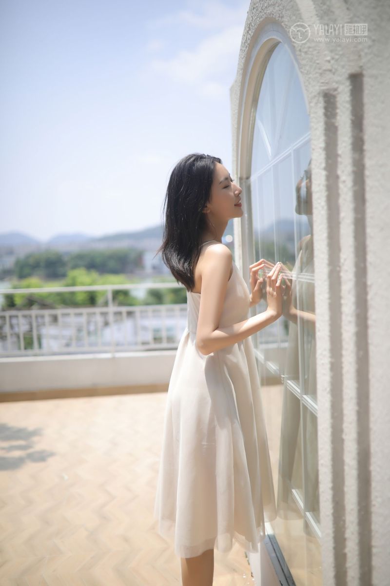 YALAYI雅拉伊美女模特白璐修长美腿吊带长裙气质性感写真