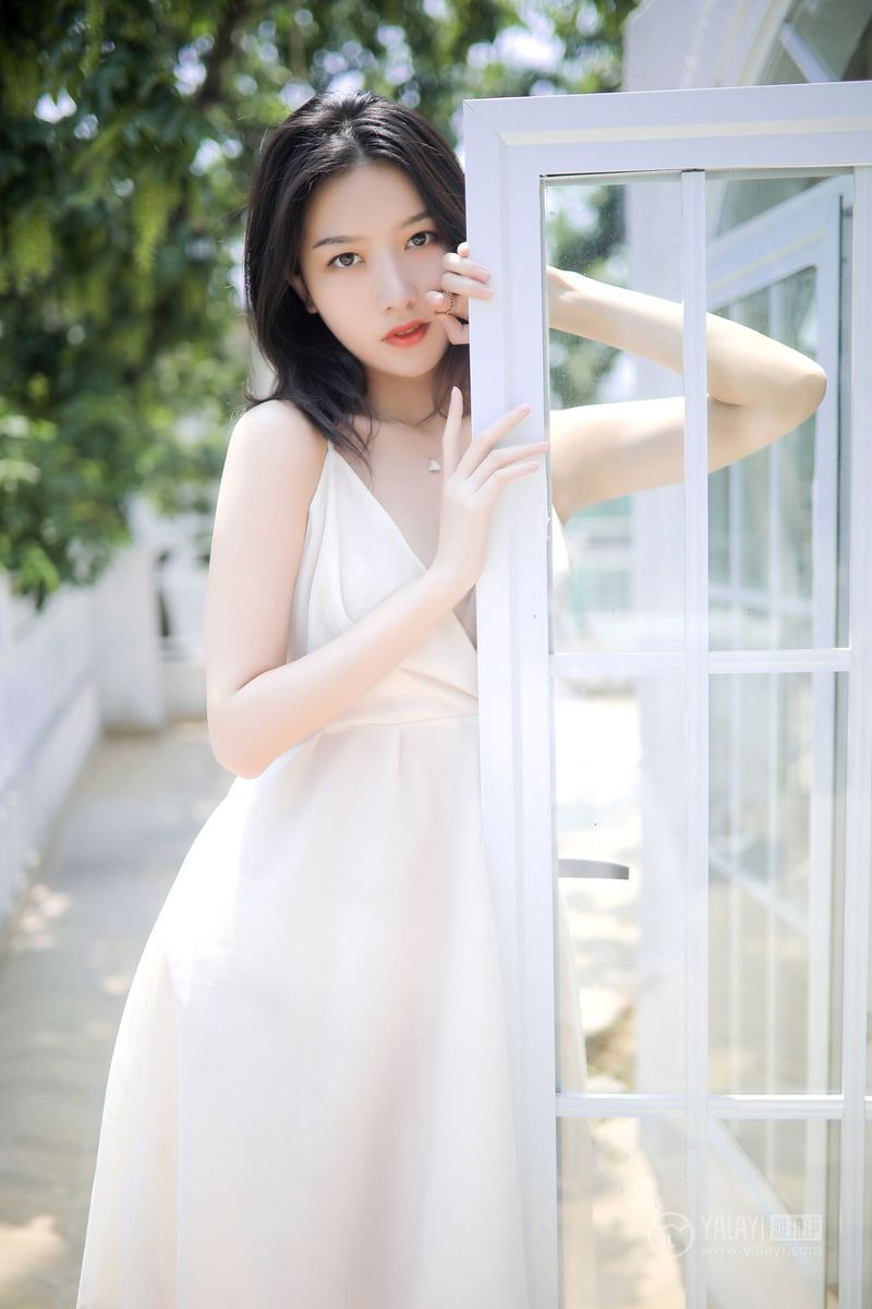 YALAYI雅拉伊美女模特白璐修长美腿吊带长裙气质性感写真