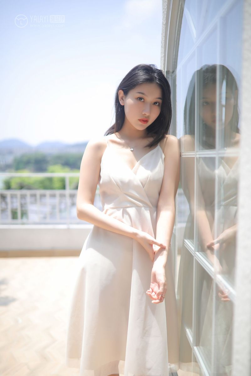 YALAYI雅拉伊美女模特白璐修长美腿吊带长裙气质性感写真