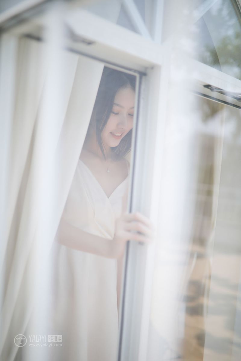 YALAYI雅拉伊美女模特白璐修长美腿吊带长裙气质性感写真