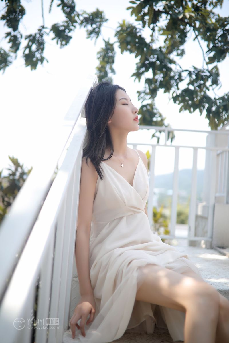 YALAYI雅拉伊美女模特白璐修长美腿吊带长裙气质性感写真