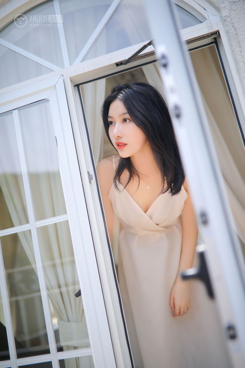 YALAYI雅拉伊美女模特白璐修长美腿吊带长裙气质性感写真