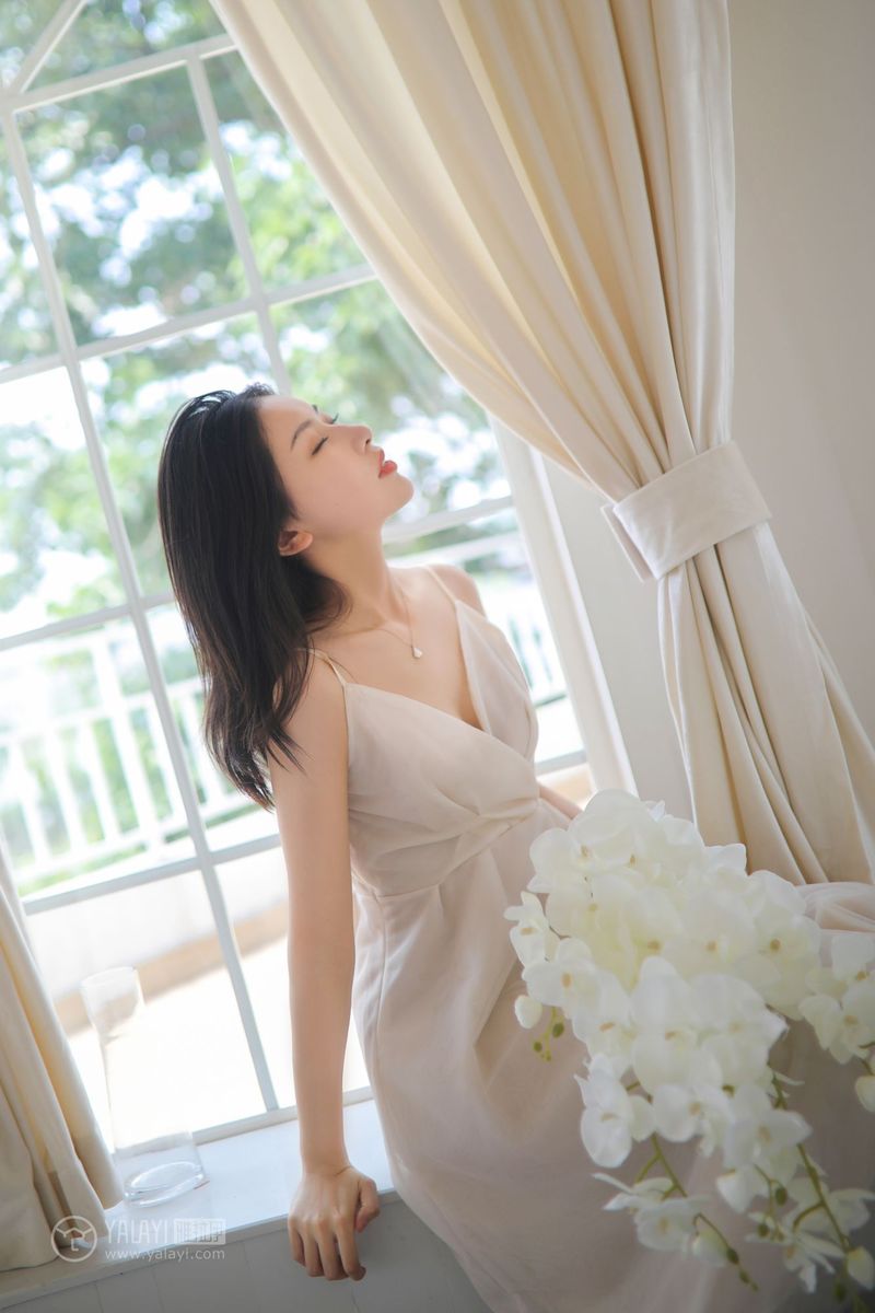 YALAYI雅拉伊美女模特白璐修长美腿吊带长裙气质性感写真