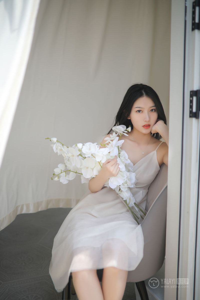 YALAYI雅拉伊美女模特白璐修长美腿吊带长裙气质性感写真