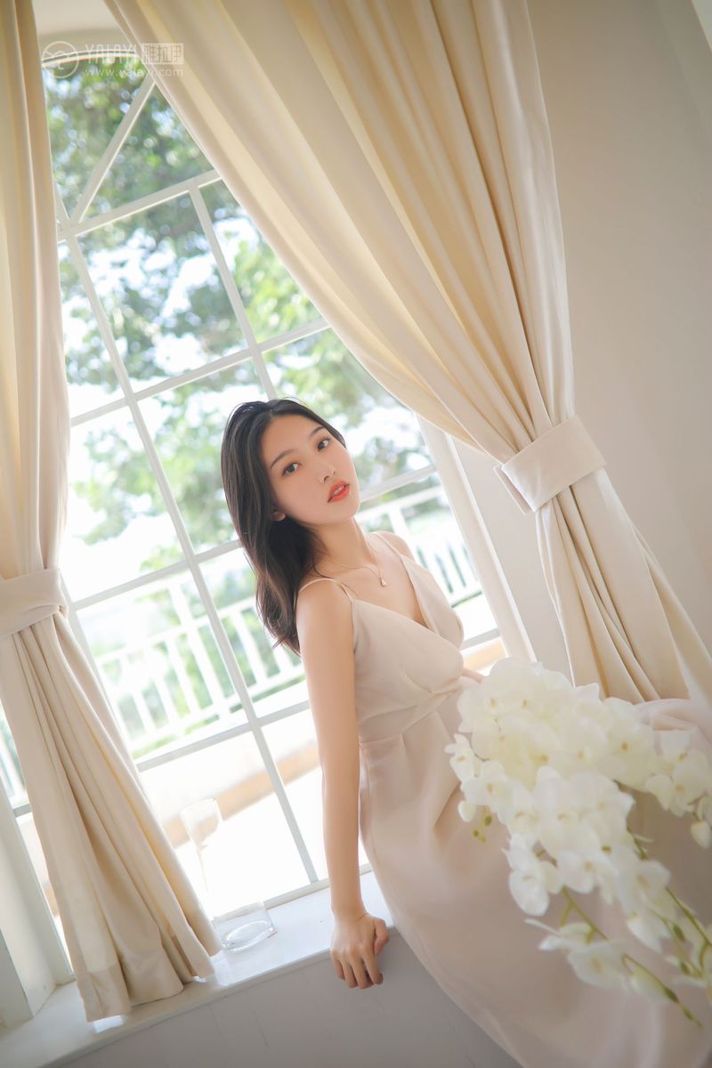 YALAYI雅拉伊美女模特白璐修长美腿吊带长裙气质性感写真