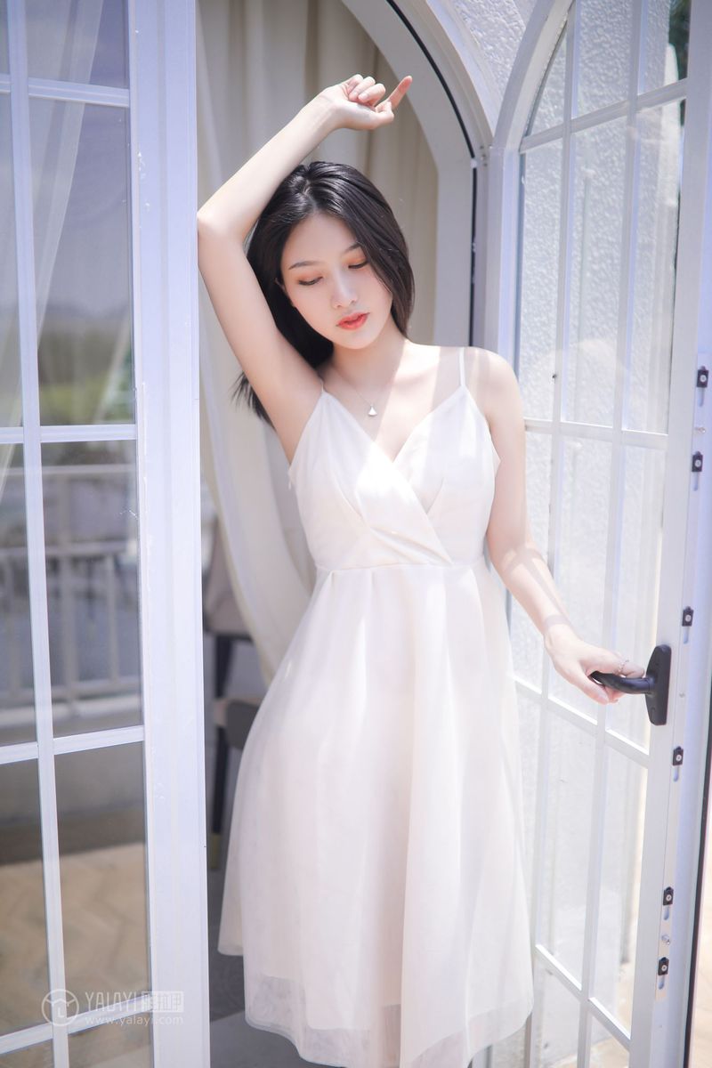 YALAYI雅拉伊美女模特白璐修长美腿吊带长裙气质性感写真