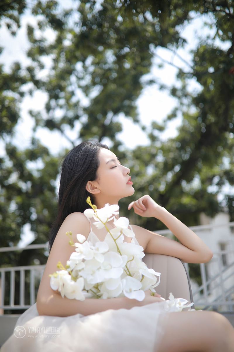 YALAYI雅拉伊美女模特白璐修长美腿吊带长裙气质性感写真