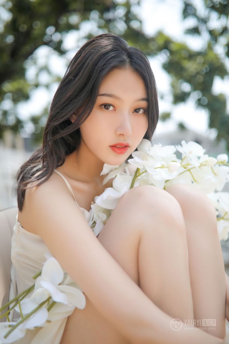 YALAYI雅拉伊美女模特白璐修长美腿吊带长裙气质性感写真