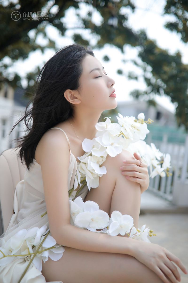 YALAYI雅拉伊美女模特白璐修长美腿吊带长裙气质性感写真