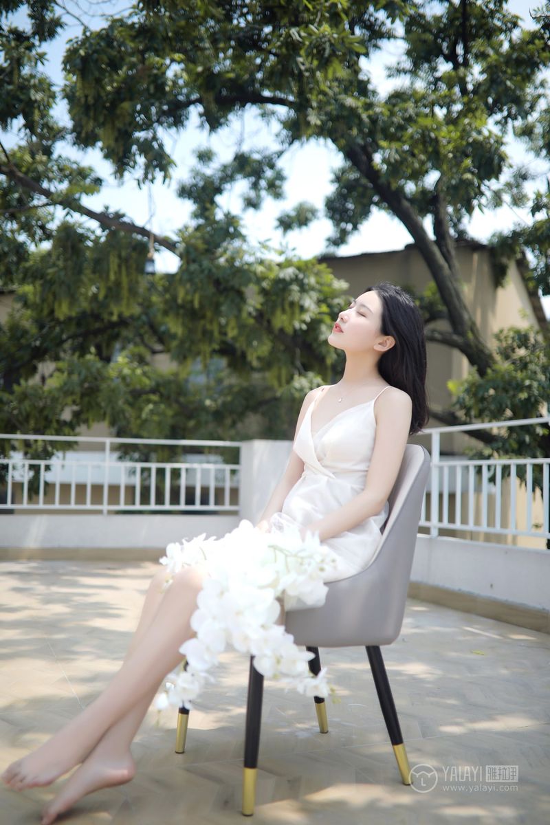 YALAYI雅拉伊美女模特白璐修长美腿吊带长裙气质性感写真