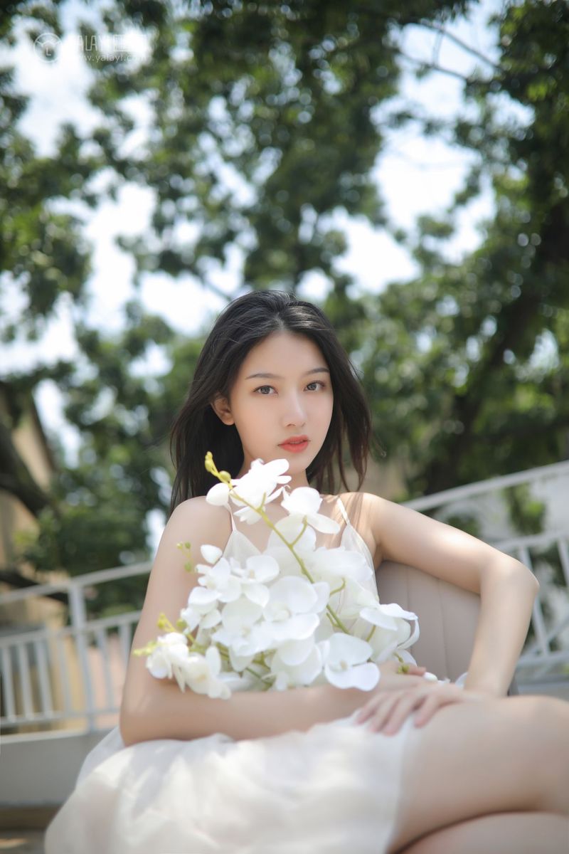 YALAYI雅拉伊美女模特白璐修长美腿吊带长裙气质性感写真