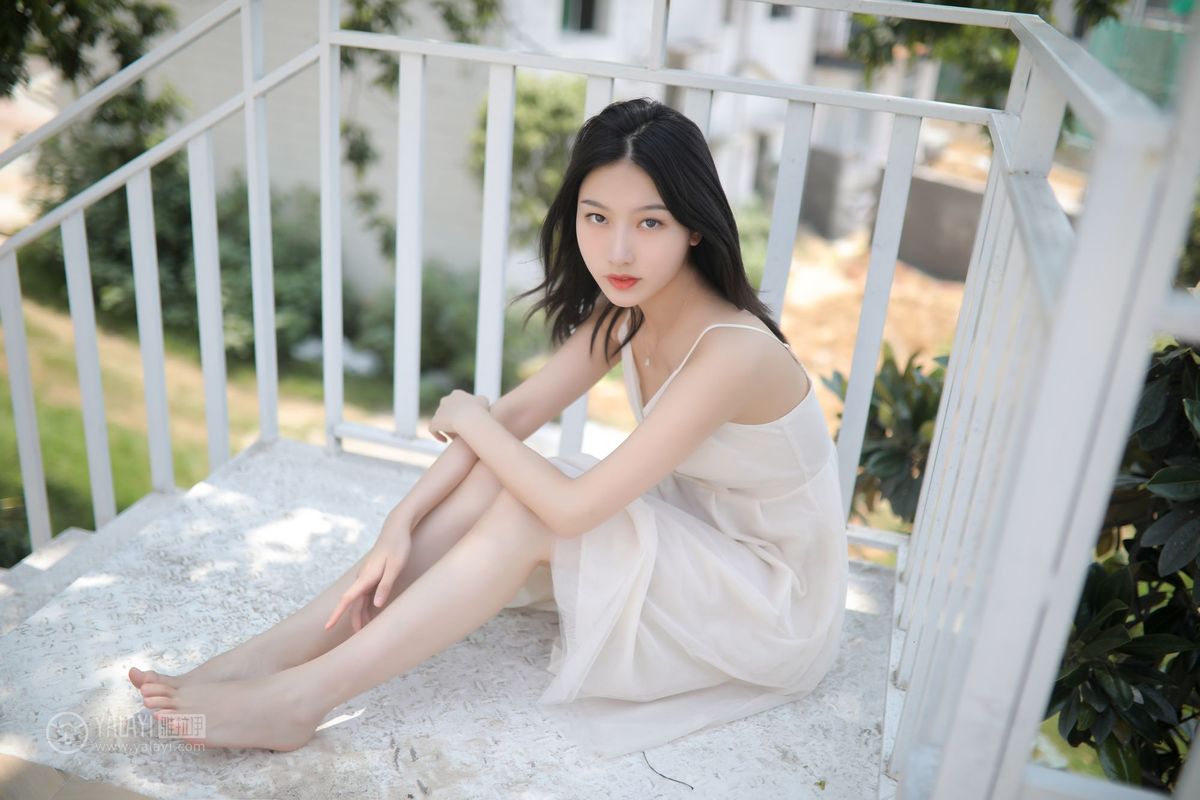 YALAYI雅拉伊美女模特白璐修长美腿吊带长裙气质性感写真