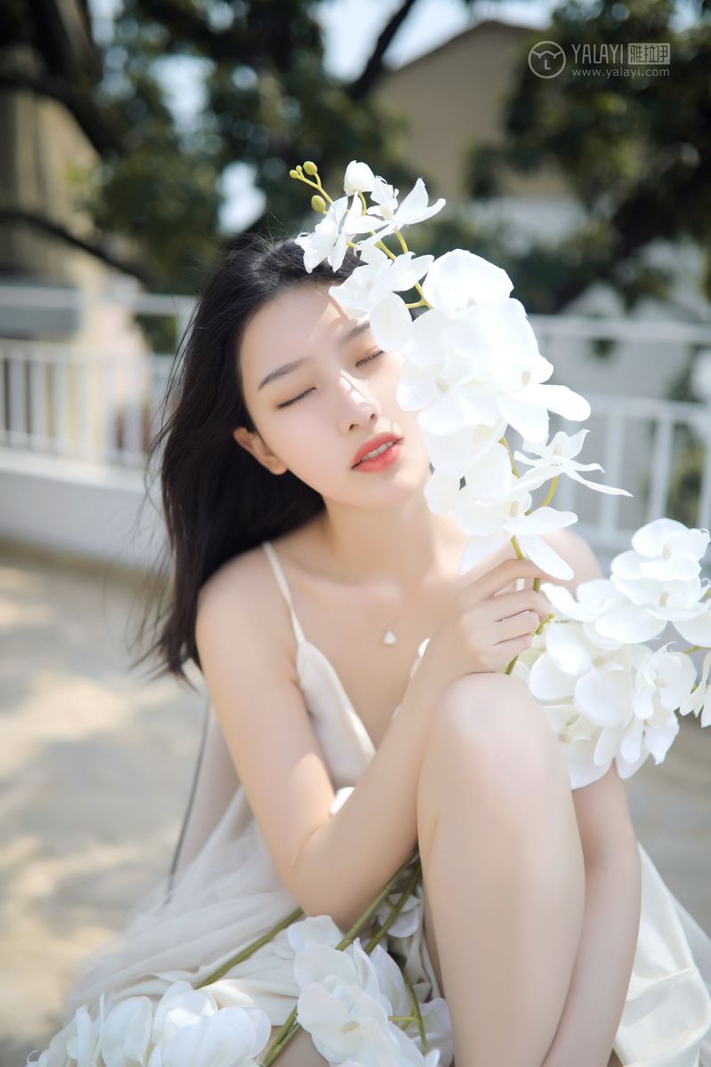 YALAYI雅拉伊美女模特白璐修长美腿吊带长裙气质性感写真