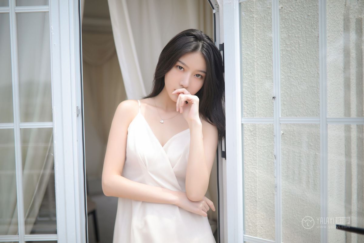 YALAYI雅拉伊美女模特白璐修长美腿吊带长裙气质性感写真
