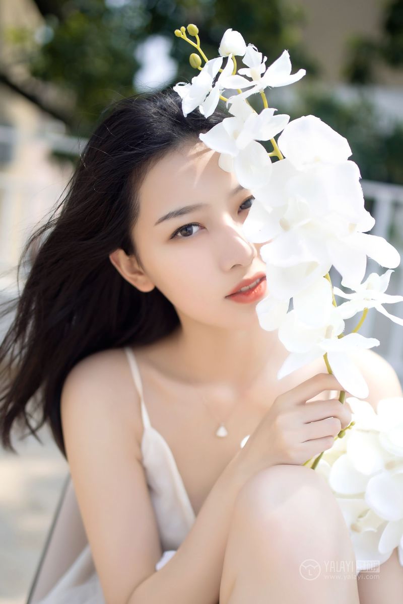YALAYI雅拉伊美女模特白璐修长美腿吊带长裙气质性感写真