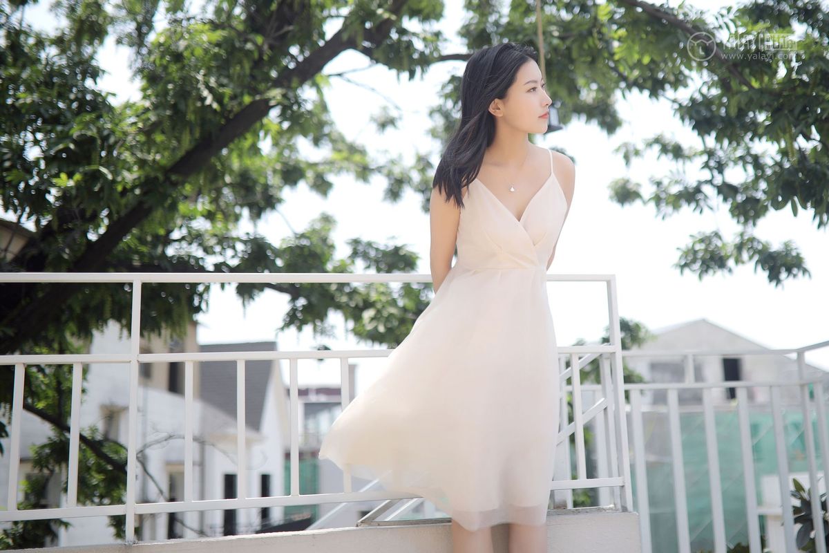 YALAYI雅拉伊美女模特白璐修长美腿吊带长裙气质性感写真