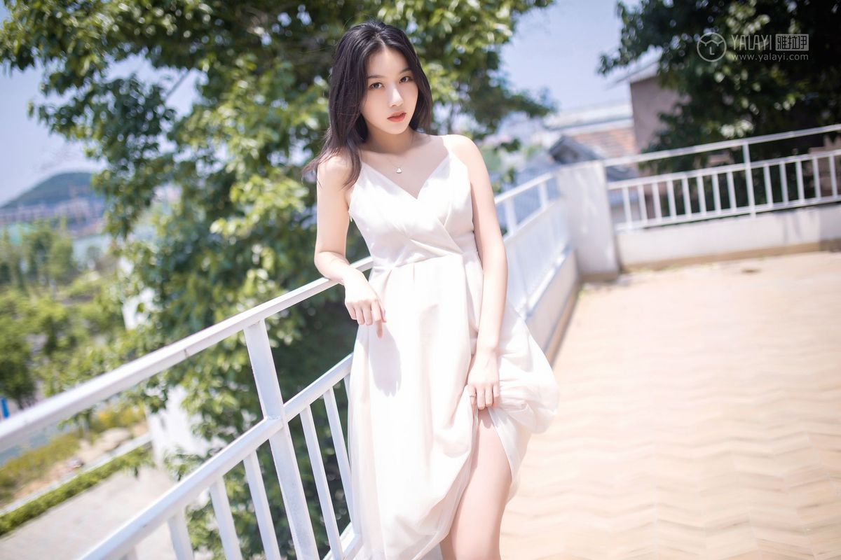YALAYI雅拉伊美女模特白璐修长美腿吊带长裙气质性感写真