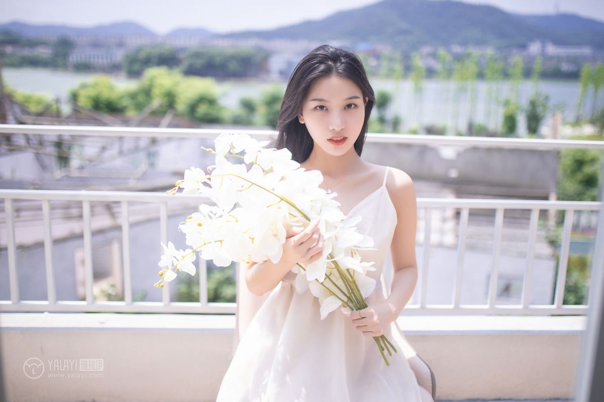 YALAYI雅拉伊美女模特白璐修长美腿吊带长裙气质性感写真
