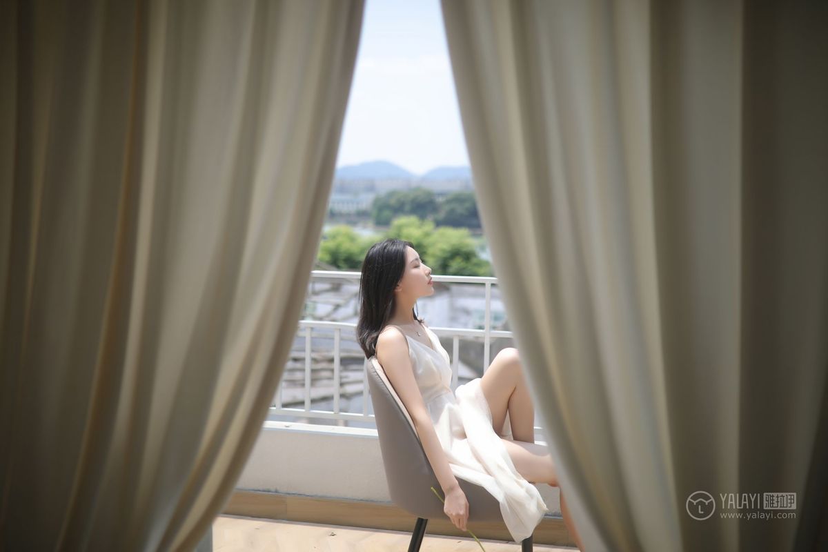 YALAYI雅拉伊美女模特白璐修长美腿吊带长裙气质性感写真