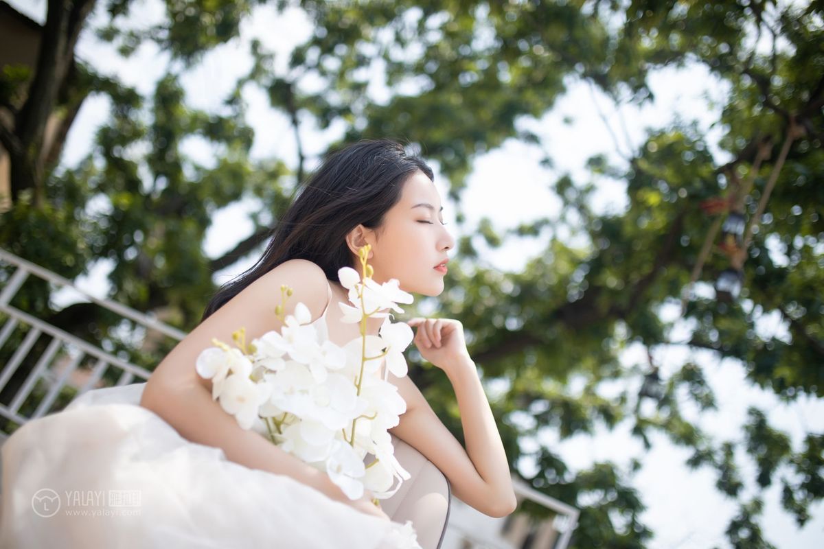YALAYI雅拉伊美女模特白璐修长美腿吊带长裙气质性感写真