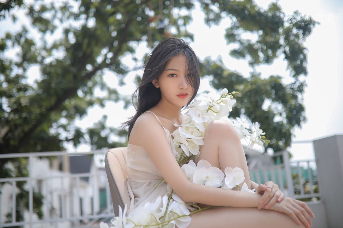 YALAYI雅拉伊美女模特白璐修长美腿吊带长裙气质性感写真