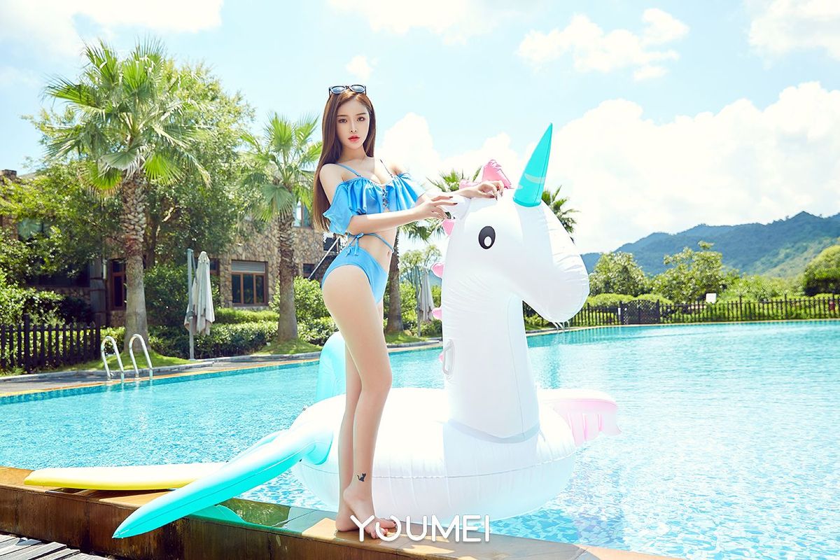 YOUMEI尤美性感女神陈宇曦修长美腿泳池比基尼温润写真