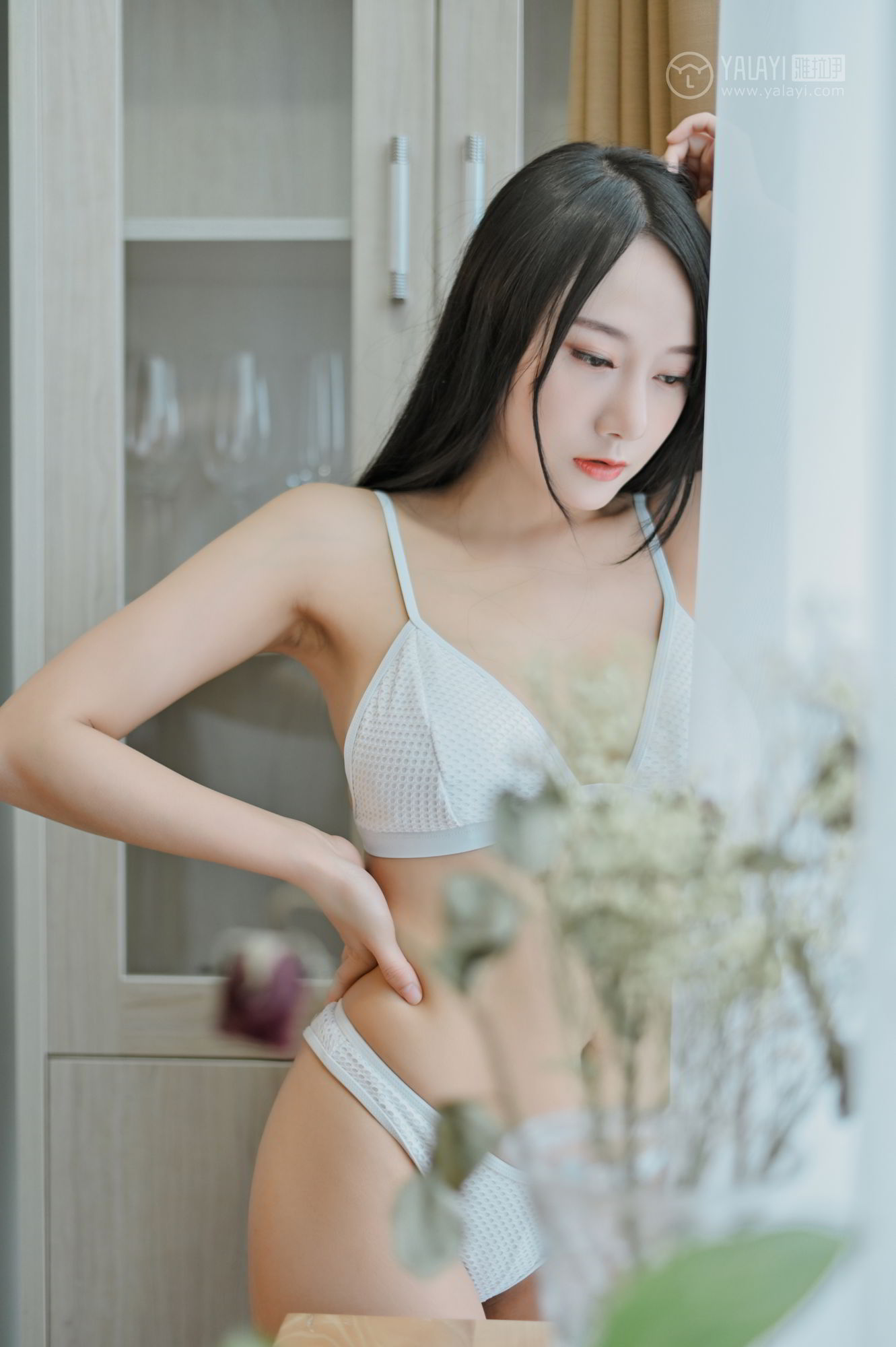 YALAYI雅拉伊美女模特何嘉颖女白领的私生活主题性感写真