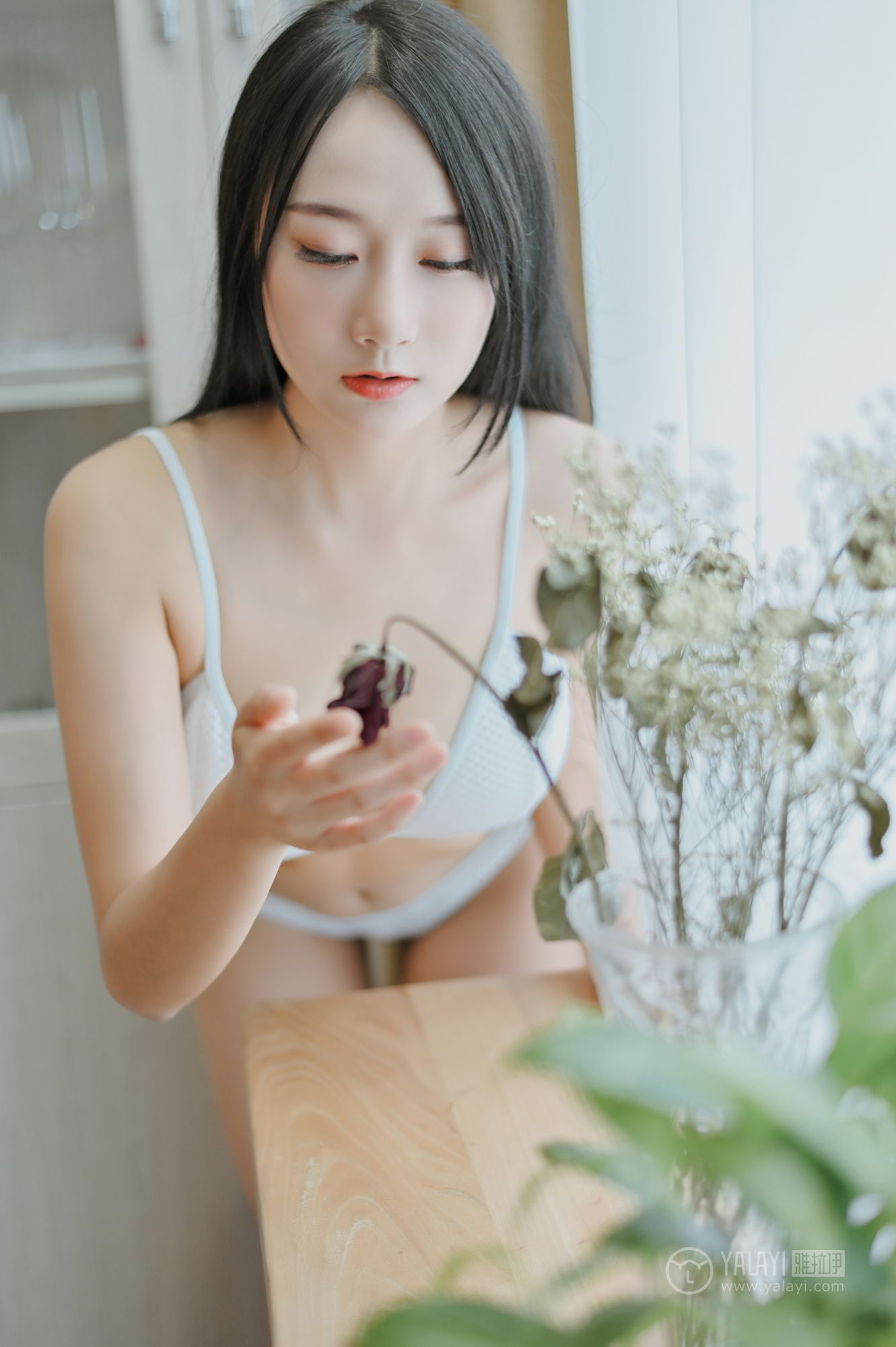 YALAYI雅拉伊美女模特何嘉颖女白领的私生活主题性感写真