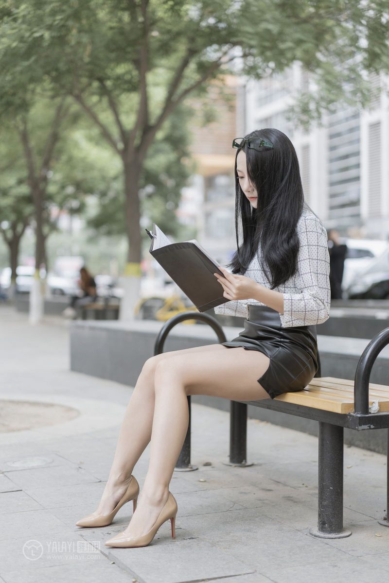 YALAYI雅拉伊美女模特何嘉颖女白领私房主题性感户外写真