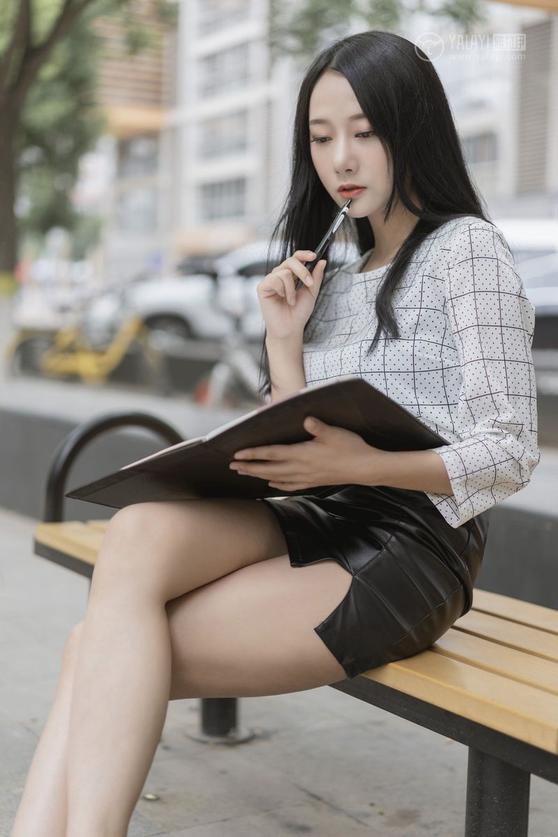 YALAYI雅拉伊美女模特何嘉颖女白领私房主题性感户外写真