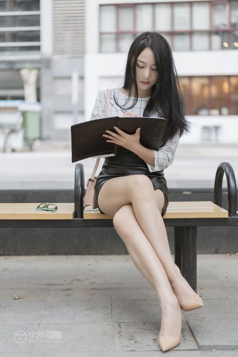 YALAYI雅拉伊美女模特何嘉颖女白领私房主题性感户外写真