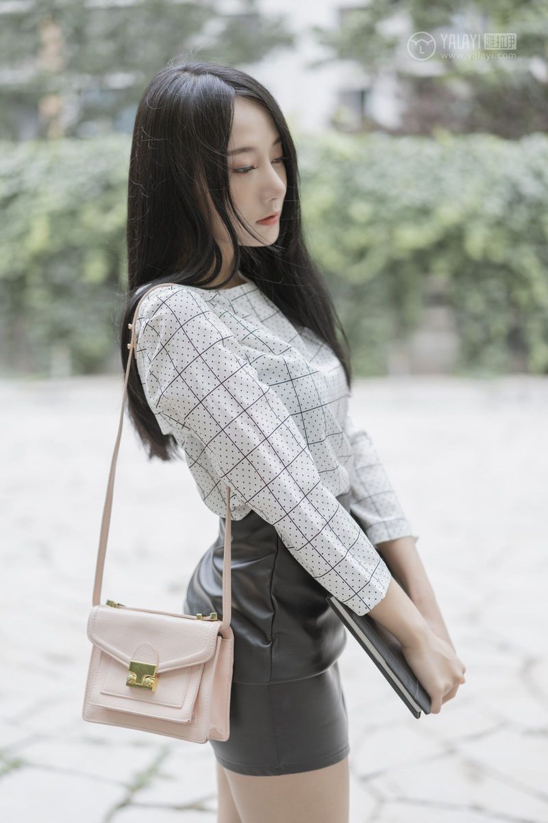 YALAYI雅拉伊美女模特何嘉颖女白领私房主题性感户外写真