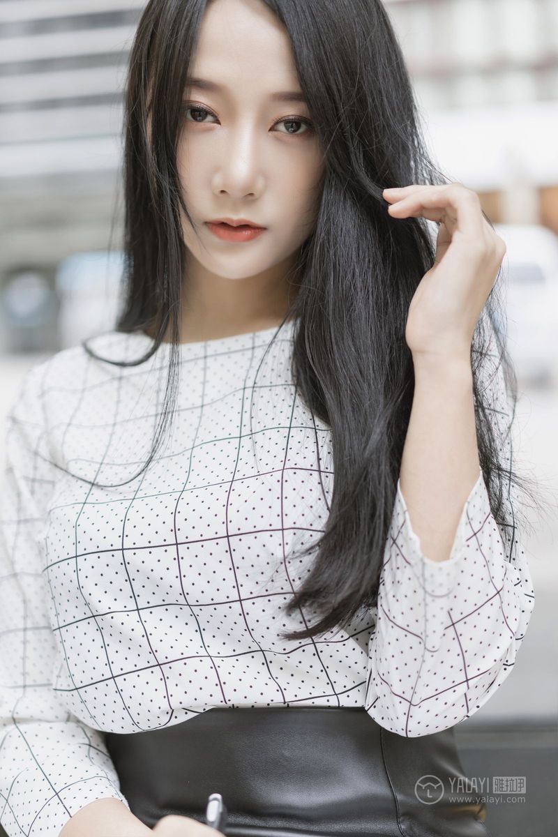 YALAYI雅拉伊美女模特何嘉颖女白领私房主题性感户外写真