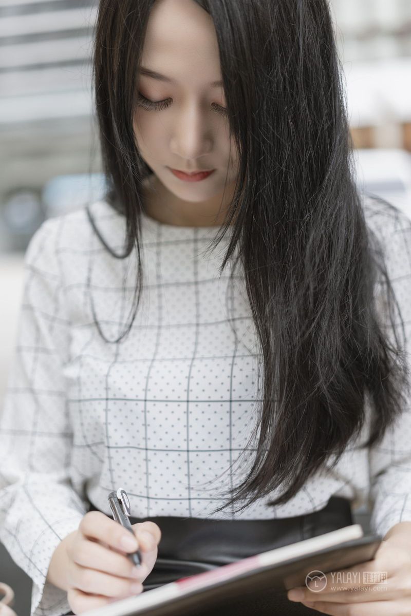 YALAYI雅拉伊美女模特何嘉颖女白领私房主题性感户外写真