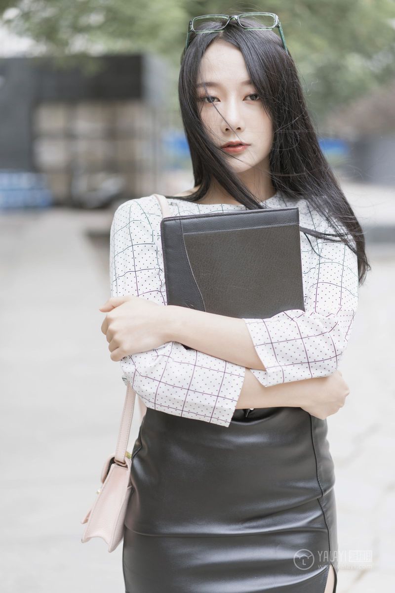 YALAYI雅拉伊美女模特何嘉颖女白领私房主题性感户外写真