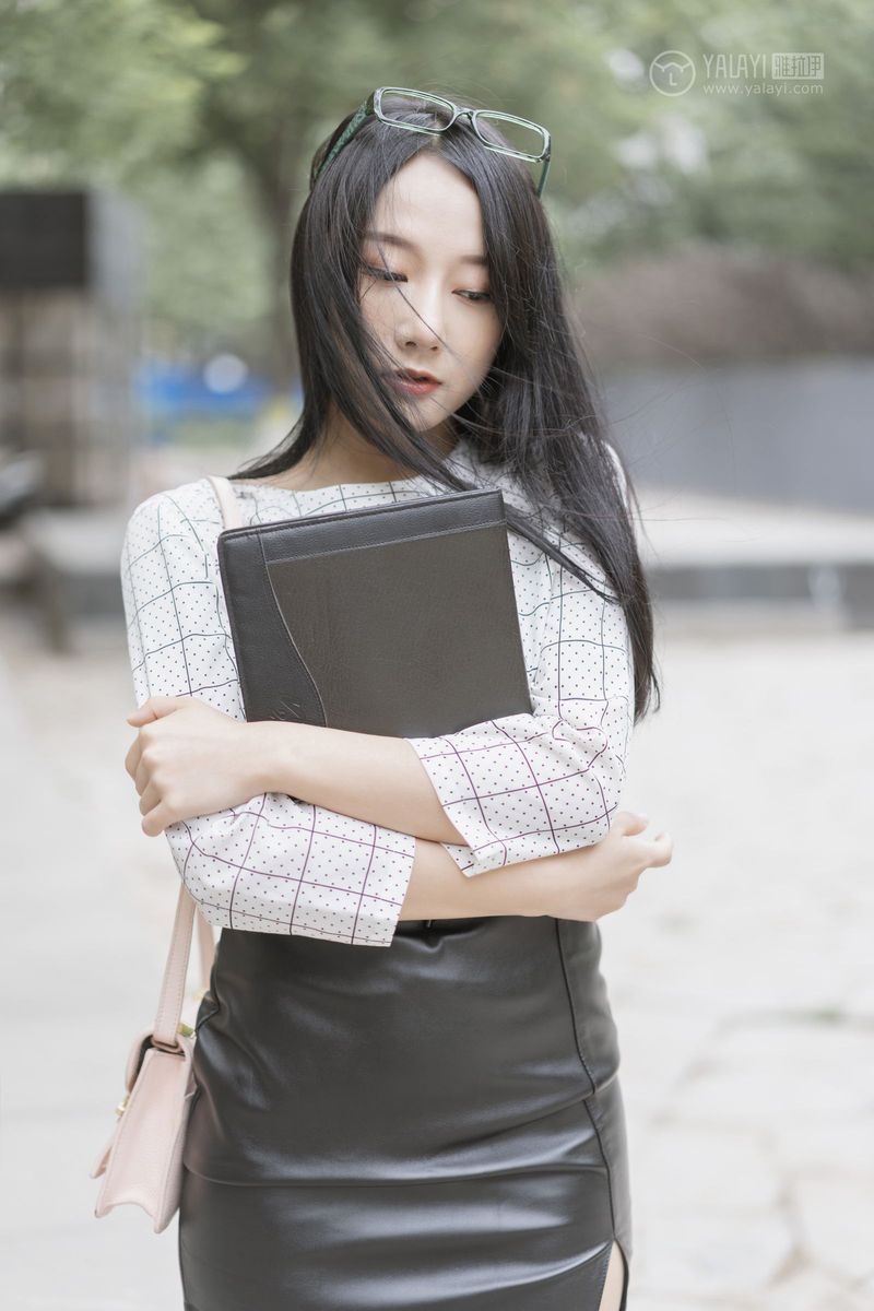 YALAYI雅拉伊美女模特何嘉颖女白领私房主题性感户外写真