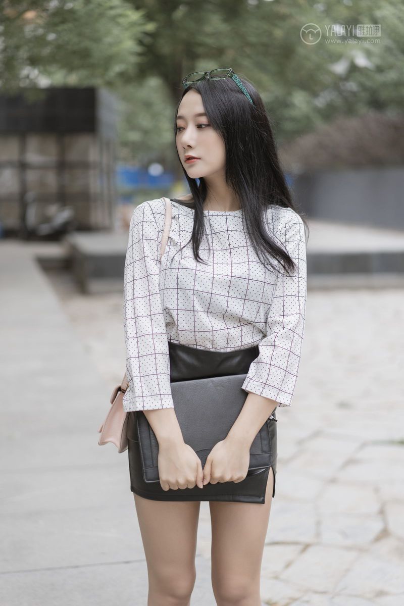 YALAYI雅拉伊美女模特何嘉颖女白领私房主题性感户外写真