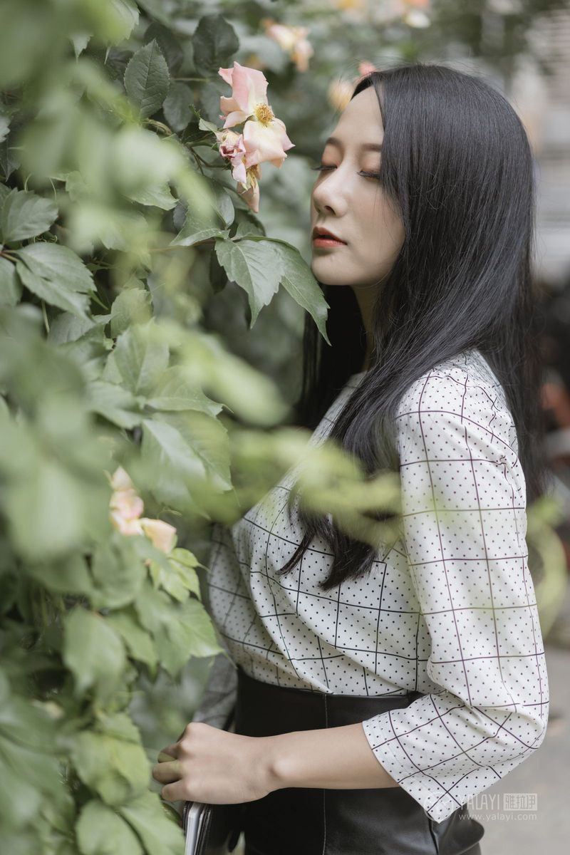 YALAYI雅拉伊美女模特何嘉颖女白领私房主题性感户外写真