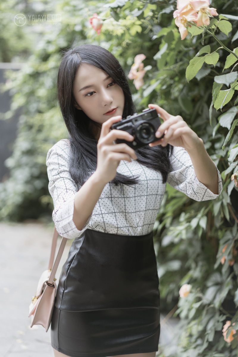 YALAYI雅拉伊美女模特何嘉颖女白领私房主题性感户外写真